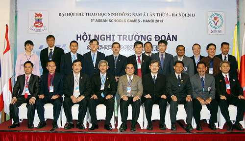 Thứ trưởng Bộ GD&ĐT Việt Nam cùng đại diện các nước tham dự Hội nghị chụp ảnh lưu niệm	