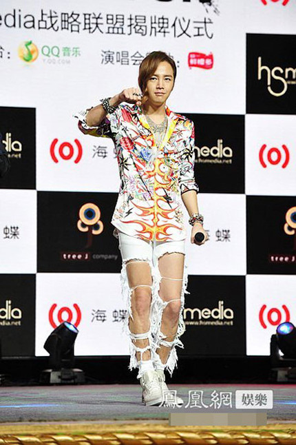 Chiếc quần rách te tua của Jang Geun Suk không phải ai cũng đủ tự tin mặc