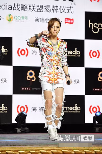 Chiếc quần rách te tua của Jang Geun Suk không phải ai cũng đủ tự tin mặc