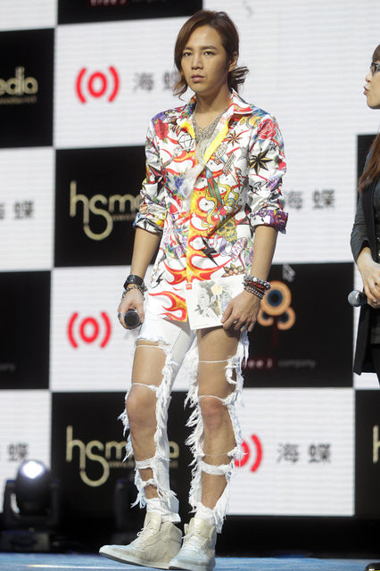 Jang Geun Suk tự tin diện quần rách lên sân khấu ảnh 3