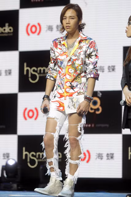 Jang Geun Suk tự tin diện quần rách lên sân khấu ảnh 3