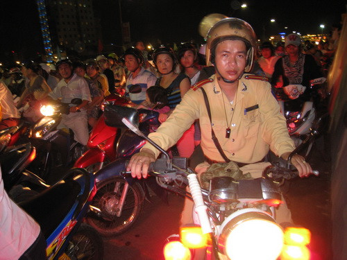 Phương tiên của lực lượng chức năng thực hiện nhiệm vụ tại khu vực cũng bị “vây” chặt giữa cầu