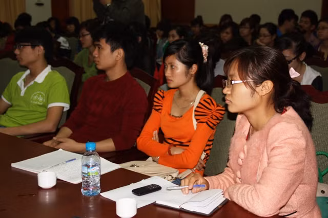 Sinh viên tìm hiểu về bảo vật quốc gia