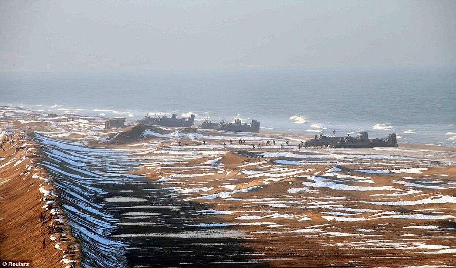 Triều Tiên "củng cố" lực lượng bằng cách…chỉnh sửa ảnh? ảnh 2 In this picture which does not appear to have been doctored, troops are seen disembarking and storming up the beach. But there are only six hovercraft visible - so what happened to the other two? Read more: http://www.dailymail.co.uk/news/article-2299859/War-games-Korean-style-South-rattles-sabre-awesome-display-tanks--North-forced-Photoshop-military-might.html#ixzz2OpGYWIIV Follow us: @MailOnline on Twitter | DailyMail on Facebook
