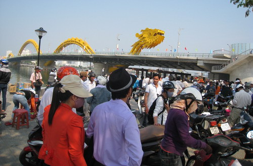 Đông đảo người dân thành phố và khách du lịch thập phương đến tham dự Lễ khánh thành các công trình cầu nhân dịp kỷ niệm 38 năm ngày giải phóng Đà Nẵng