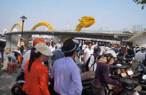 Đông đảo người dân thành phố và khách du lịch thập phương đến tham dự Lễ khánh thành các công trình cầu nhân dịp kỷ niệm 38 năm ngày giải phóng Đà Nẵng