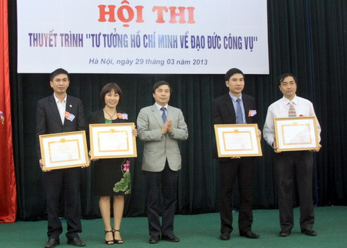 Phó chủ tịch Công đoàn GD VN Phạm Văn Thanh trao giải Ba cho các TS. Ảnh, gdtd.vn