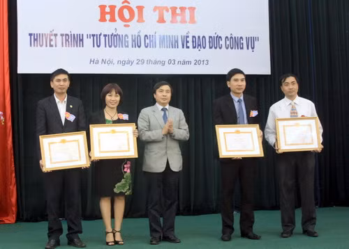 Phó chủ tịch Công đoàn GD VN Phạm Văn Thanh trao giải Ba cho các TS. Ảnh, gdtd.vn