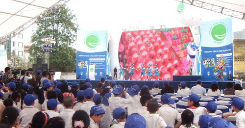 Ngày răng miệng thế giới lần đầu tiên được tổ chức tại Việt Nam thu hút hơn 3000 học sinh tiểu học Tp. Hà Nội tham gia Ngày răng miệng thế giới lần đầu tiên được tổ chức tại Việt Nam thu hút hơn 3000 học sinh tiểu học Tp. Hà Nội tham gia