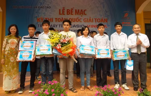 Thứ trưởng Nguyễn Vinh Hiển trao tặng phần thưởng cho các em học sinh có thành tích trong kỳ thi