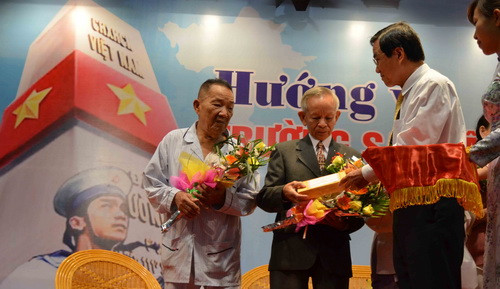 Ông Phùng Tấn Viết, Phó Chủ tịch UBND TP. Đà Nẵng tặng quà cho thân nhân các liệt sĩ.