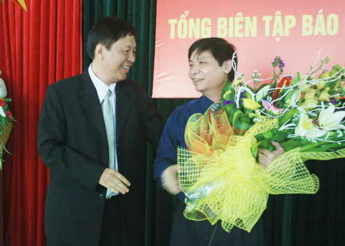 Ông Nguyễn Ngọc Nam chúc mừng nguyên TBT Nguyễn Danh Bình. Ảnh, gdtd.vn 