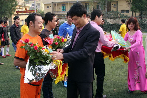 Ông Nguyễn Quốc Hải – Phó bí thư Đảng uỷ Bộ GD&ĐT tặng hoa và cờ lưu niệm cho các đội