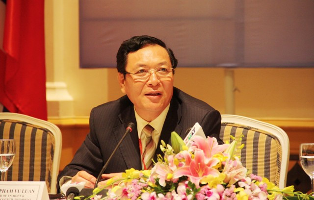 Bộ trưởng Bộ GD&ĐT Phạm Vũ Luận trả lời họp báo. Ảnh: NN