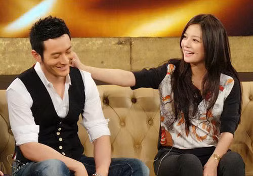 Tình cảm bạn bè thân thiết của Hiểu Minh và Triệu Vy được thể hiện qua cử chỉ họ dành cho nhau.