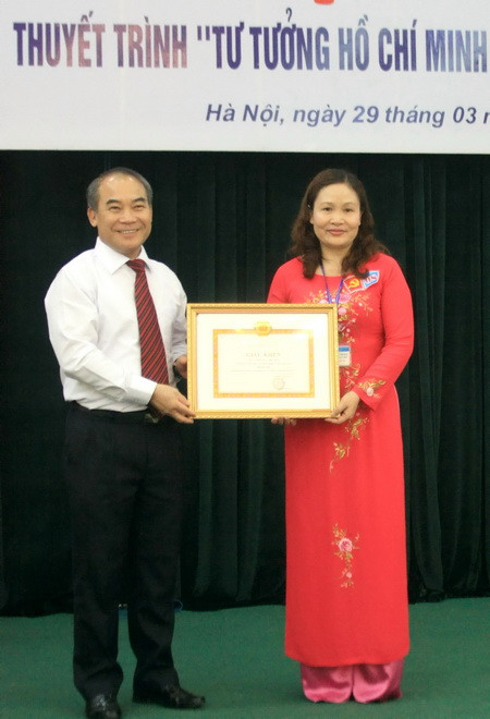 Thứ trưởng Bộ GD&ĐT Nguyễn vinh Hiển trao giải Nhất cho TS Nguyễn Thị Hoa- chi bộ Cục Nhà giáo và cán bộ quản lý giáo dục. Ảnh, gdtd.vn
