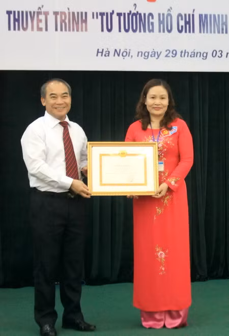 Thứ trưởng Bộ GD&ĐT Nguyễn vinh Hiển trao giải Nhất cho TS Nguyễn Thị Hoa- chi bộ Cục Nhà giáo và cán bộ quản lý giáo dục. Ảnh, gdtd.vn