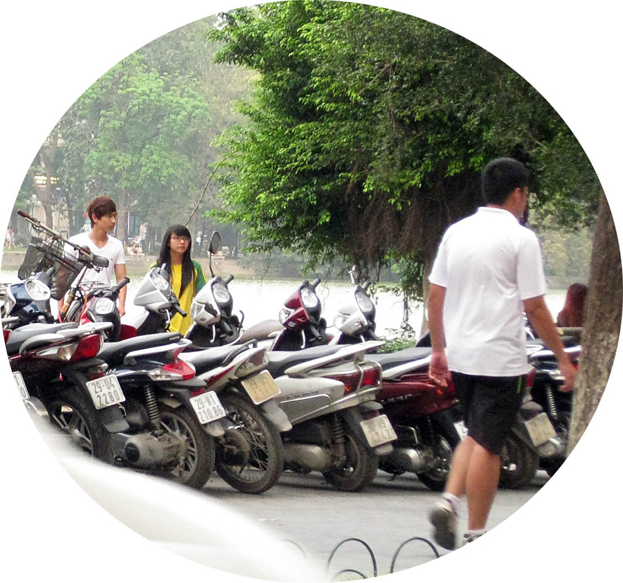 Bãi trông xe lại "nuốt" bờ hồ Hoàn Kiếm!