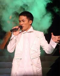 Thái Thùy Linh và Nguyễn Tùng Dương là hai ca sĩ có tên trong danh sách 10 Gương mặt trẻ Việt Nam tiêu biểu năm 2012 Mô tả ảnh.