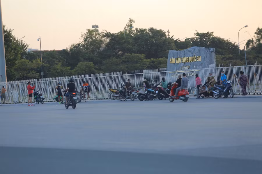 Có 4 mệnh giá vé bao gồm: 500.000 đồng/vé, 700.000 đồng/vé, 900.000 đồng/vé và 1.200.000 đồng/vé. Mỗi khách hàng chỉ được mua tối đa 2 vé/trận đấu đối với 1 thẻ căn cước công dân hoặc chứng minh nhân dân.