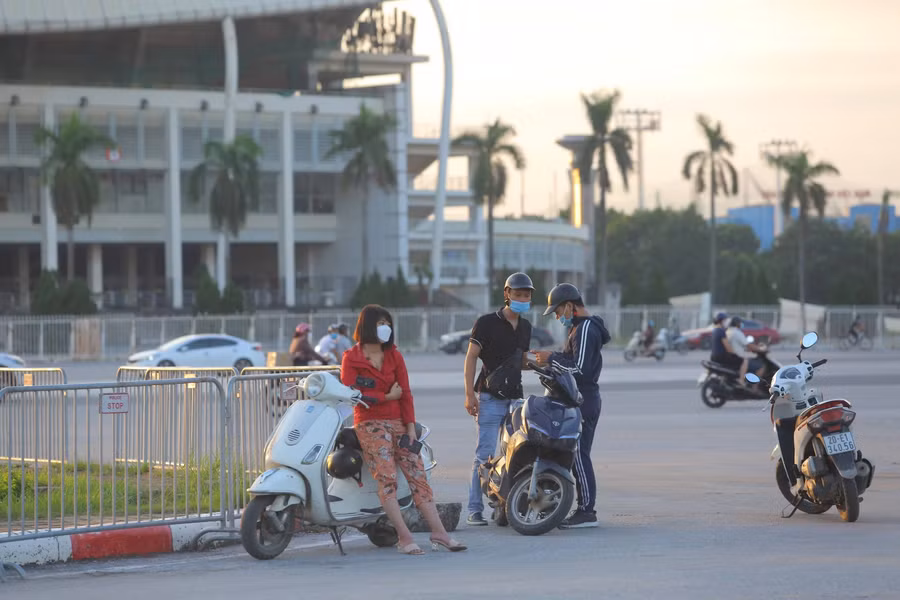 Ngay sau khi vé được mở bán, tại khu vực trước cửa sân Mỹ Đình đã xuất hiện phe vé.