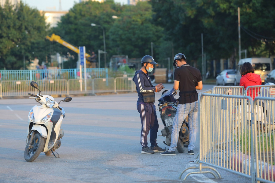 Do lượng khách hỏi vé không nhiều nên ngay cả các phe vé cũng không dám "ôm" số lượng vì nguy cơ bị lỗ khi người hâm mộ còn dè dặt vì lo ngại dịch Covid-19. Do lượng khách hỏi vé không nhiều nên ngay cả các phe vé cũng không dám "ôm" số lượng vì nguy cơ bị lỗ khi người hâm mộ còn dè dặt vì lo ngại dịch Covid-19.
