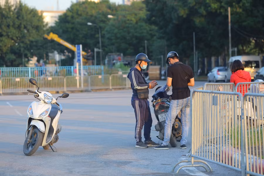 Do lượng khách hỏi vé không nhiều nên ngay cả các phe vé cũng không dám "ôm" số lượng vì nguy cơ bị lỗ khi người hâm mộ còn dè dặt vì lo ngại dịch Covid-19.