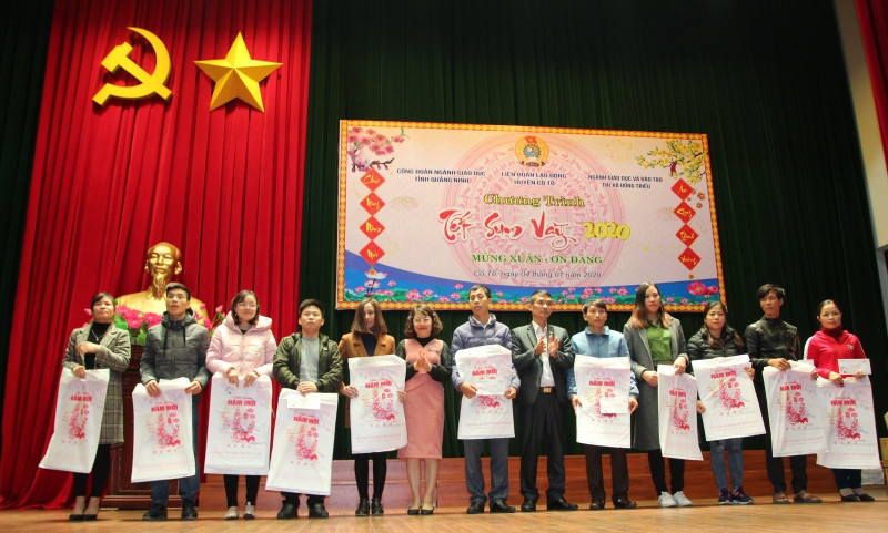 Và quà cho các thầy cô giáo đang dạy ở đảo