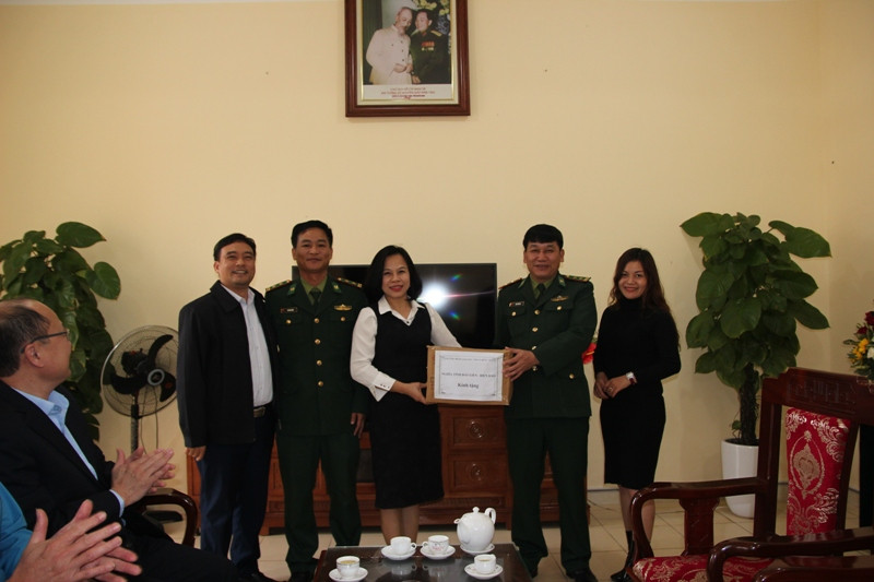 Đén thăm và trao quà cho các chiến sĩ biên phòng