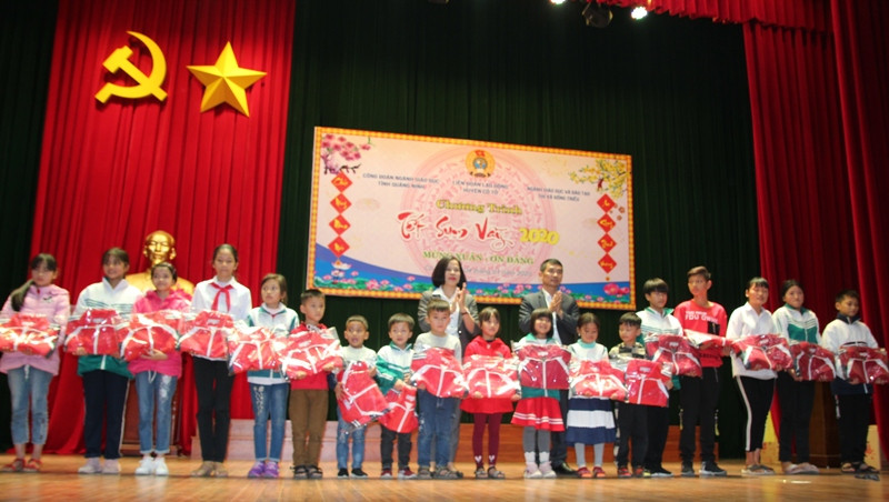 Trao quà Tết cho các em học sinh