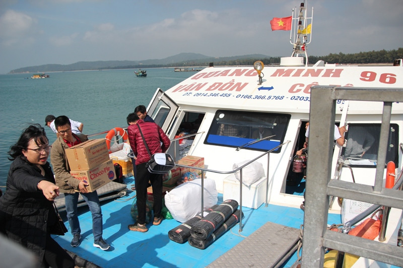 Chuyển quà từ tàu lên đảo