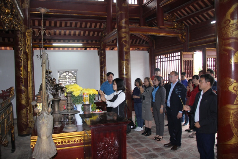 Thắp hương tại Đền thờ Bác