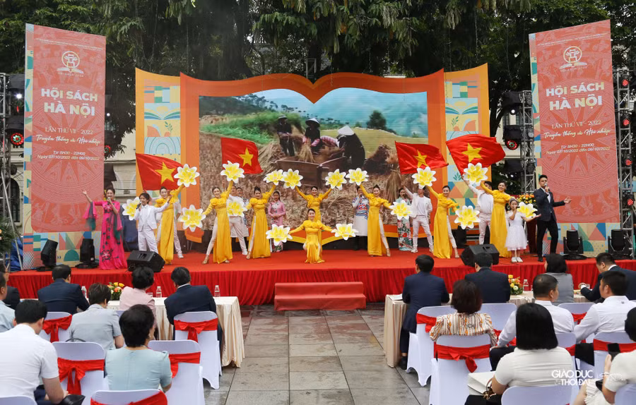 Tiết mục văn nghệ chào mừng hội sách Hà Nội lần thứ VII năm 2022.