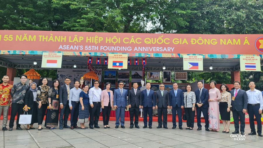 Phát biểu khai mạc, ông Nguyễn Việt Hùng, Phó Giám đốc phụ trách Sở Thông tin và Truyền thông Hà Nội, Trưởng Ban tổ chức Hội sách cho biết, đây là sự kiện văn hóa đặc biệt của Thủ đô, được tổ chức thường niên từ năm 2014, đúng vào dịp kỷ niệm Ngày Giải phóng Thủ đô. Phát biểu khai mạc, ông Nguyễn Việt Hùng, Phó Giám đốc phụ trách Sở Thông tin và Truyền thông Hà Nội, Trưởng Ban tổ chức Hội sách cho biết, đây là sự kiện văn hóa đặc biệt của Thủ đô, được tổ chức thường niên từ năm 2014, đúng vào dịp kỷ niệm Ngày Giải phóng Thủ đô.