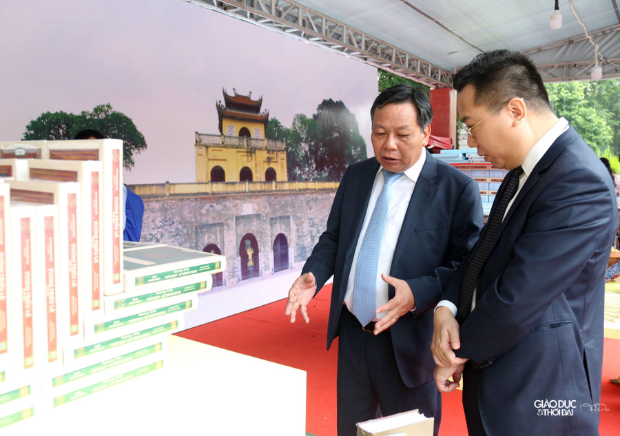 Trong khuôn khổ Hội sách có nhiều hoạt động ý nghĩa xoay quanh chủ đề về sách, trong đó nổi bật là hoạt động trưng bày, triển lãm sách với chủ đề '70 năm ngành Xuất bản, In và Phát hành sách Việt Nam'; triển lãm sách 'Thăng Long nghìn năm văn hiến'. Trong khuôn khổ Hội sách có nhiều hoạt động ý nghĩa xoay quanh chủ đề về sách, trong đó nổi bật là hoạt động trưng bày, triển lãm sách với chủ đề '70 năm ngành Xuất bản, In và Phát hành sách Việt Nam'; triển lãm sách 'Thăng Long nghìn năm văn hiến'.