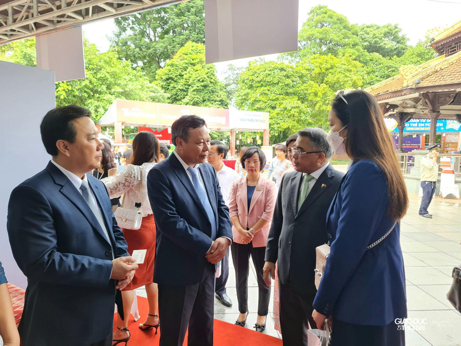 Với chủ đề 'Truyền thống và hội nhập', Hội sách năm nay có sự tham dự của 35 nhà xuất bản, doanh nghiệp phát hành sách trong cả nước. Cùng mang lại không gian văn hóa đọc và nhiều chương trình giao lưu, trải nghiệm sách hấp dẫn còn có các sự kiện hưởng ứng của một số cơ quan ngoại giao thuộc Hiệp hội các quốc gia Đông Nam Á. Với chủ đề 'Truyền thống và hội nhập', Hội sách năm nay có sự tham dự của 35 nhà xuất bản, doanh nghiệp phát hành sách trong cả nước. Cùng mang lại không gian văn hóa đọc và nhiều chương trình giao lưu, trải nghiệm sách hấp dẫn còn có các sự kiện hưởng ứng của một số cơ quan ngoại giao thuộc Hiệp hội các quốc gia Đông Nam Á.