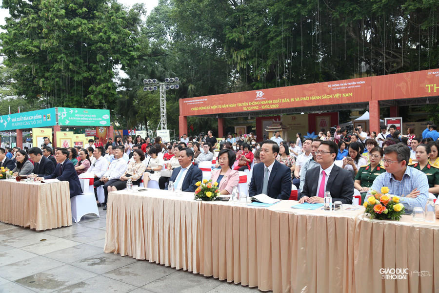 Hội sách có sự tham dự của Phó Trưởng Ban Tuyên giáo Trung ương Trần Thanh Lâm, Thứ trưởng Bộ Thông tin và Truyền thông Nguyễn Huy Dũng, Thứ trưởng Bộ Văn hóa, Thể thao và Du lịch Trịnh Thị Thủy, Phó Bí thư Thành ủy Hà Nội Nguyễn Văn Phong… Cùng dự còn có một số đồng chí lãnh đạo các Bộ, ngành trung ương và địa phương, đại diện Đại sứ quán một số quốc gia tại Hà Nội và đông đảo người làm sách, bạn đọc tại Thủ đô Hà Nội. Hội sách có sự tham dự của Phó Trưởng Ban Tuyên giáo Trung ương Trần Thanh Lâm, Thứ trưởng Bộ Thông tin và Truyền thông Nguyễn Huy Dũng, Thứ trưởng Bộ Văn hóa, Thể thao và Du lịch Trịnh Thị Thủy, Phó Bí thư Thành ủy Hà Nội Nguyễn Văn Phong… Cùng dự còn có một số đồng chí lãnh đạo các Bộ, ngành trung ương và địa phương, đại diện Đại sứ quán một số quốc gia tại Hà Nội và đông đảo người làm sách, bạn đọc tại Thủ đô Hà Nội.