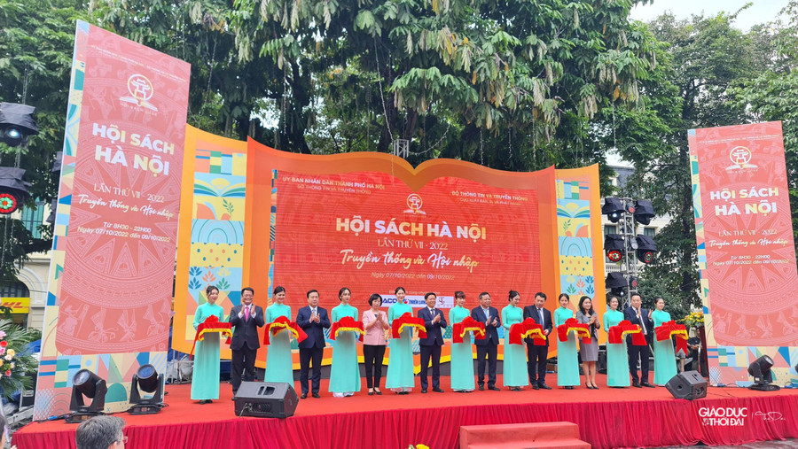 Các đại biểu thực hiện nghi thức cắt băng khai trương Hội Sách Hà Nội lần thứ VII. Các đại biểu thực hiện nghi thức cắt băng khai trương Hội Sách Hà Nội lần thứ VII.