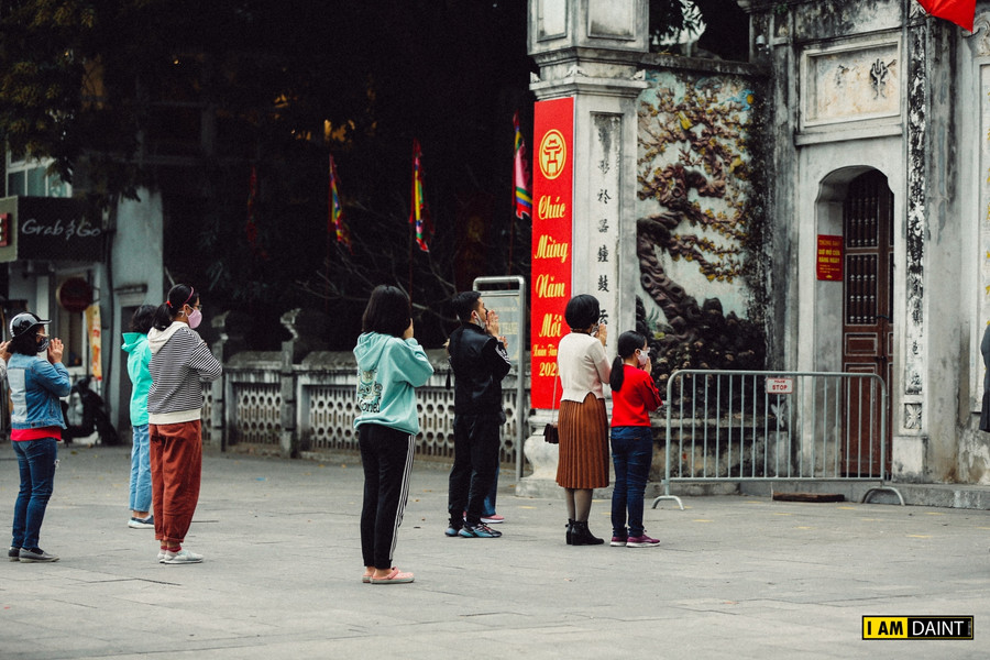 Tại Đền Quán Thánh người dân đứng xếp hàng, cách xa nhau trật tự vái vọng bên ngoài.