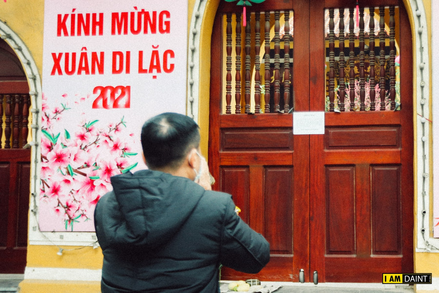 Theo quyết định của UBND TP Hà Nội, nhà chùa đã đóng cửa để cùng chung tay phòng, chống Covid-19.