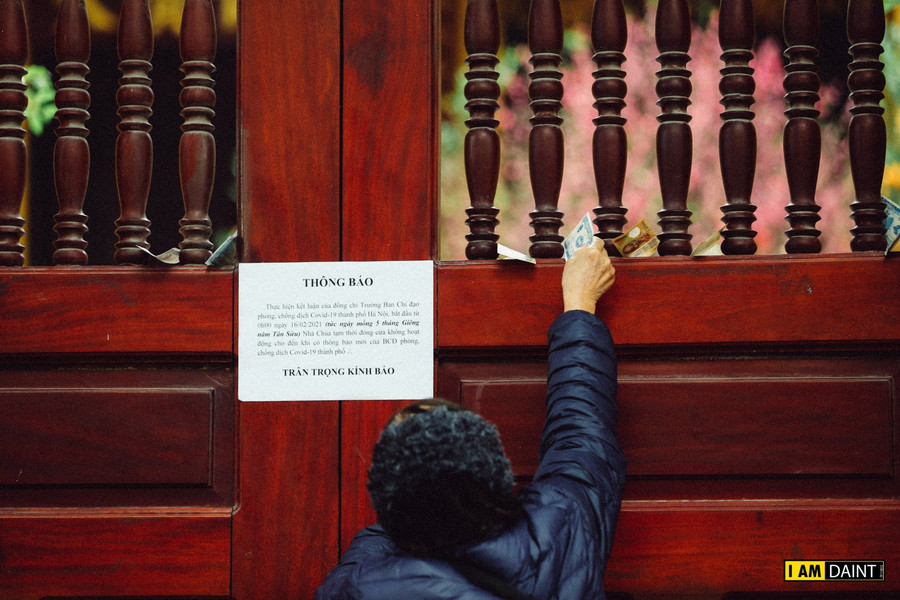 Tuy nhà chùa thông báo đóng cửa, nhưng nhiều người vẫn đến đứng ngoài vái vọng để cầu bình an cho gia đình dịp năm mới.