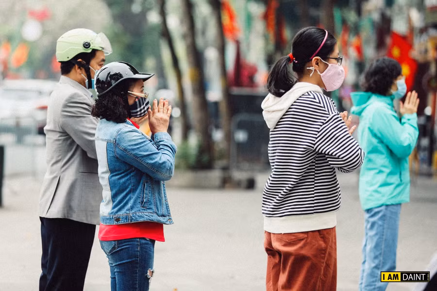 Đình, chùa đóng cửa, người dân thủ đô xếp hàng vái vọng cầu an đầu năm mới ảnh 7