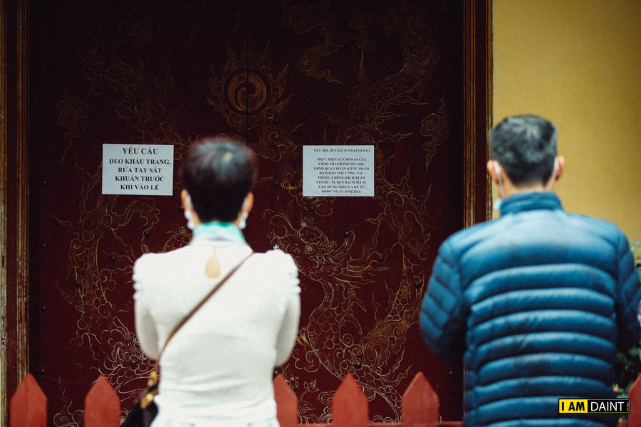 Đình, chùa đóng cửa, người dân thủ đô xếp hàng vái vọng cầu an đầu năm mới ảnh 5