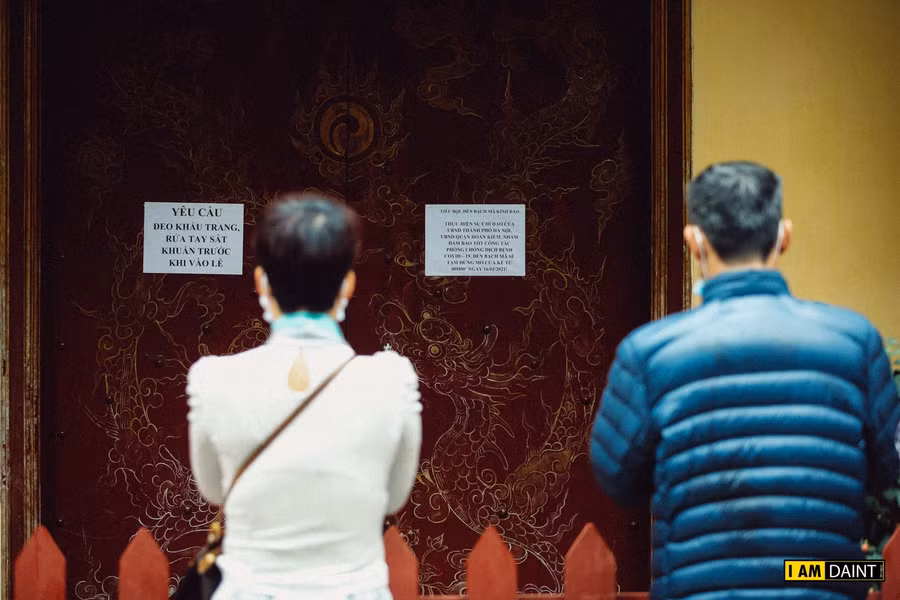 Đình, chùa đóng cửa, người dân thủ đô xếp hàng vái vọng cầu an đầu năm mới ảnh 5