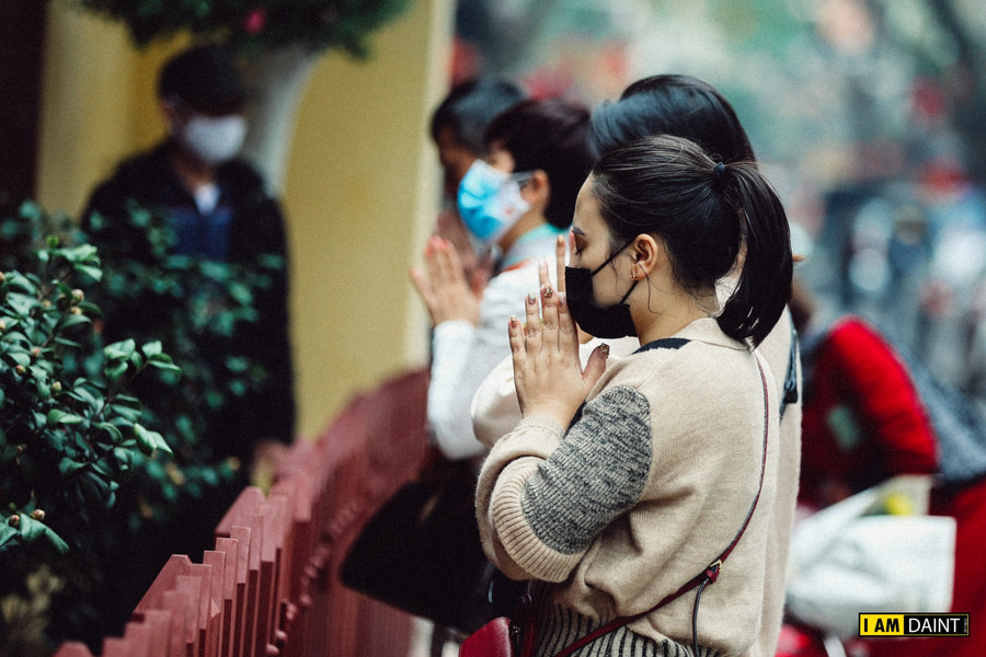 Dù BQL đền Bạch Mã (Hàng Buồm, Hà Nội) đã dán thông báo tạm đóng cửa, người dân thủ đô vẫn đến làm lễ khá đông.