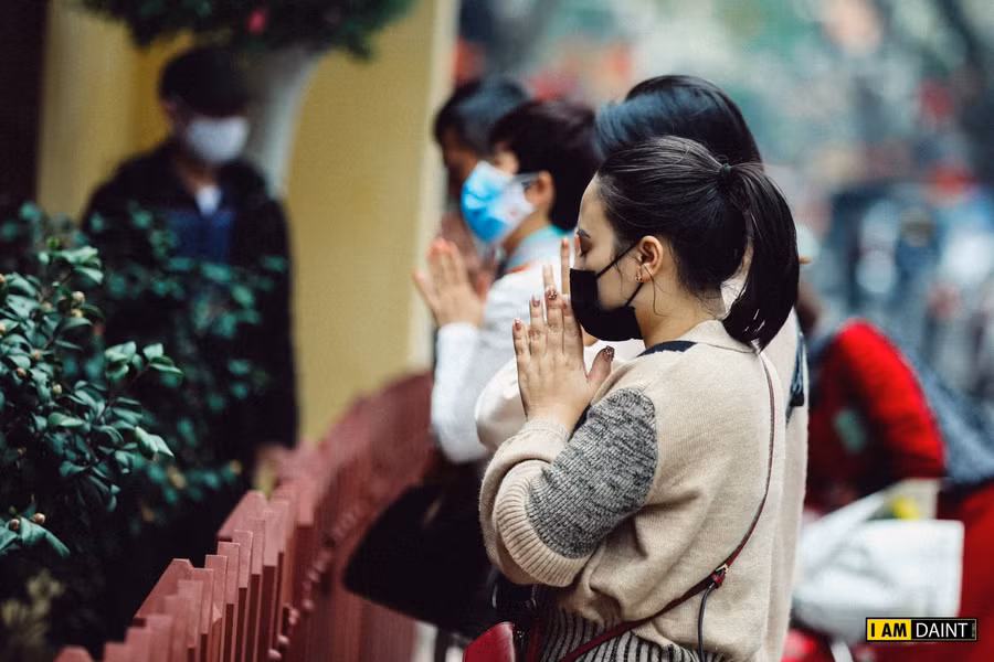 Dù BQL đền Bạch Mã (Hàng Buồm, Hà Nội) đã dán thông báo tạm đóng cửa, người dân thủ đô vẫn đến làm lễ khá đông.