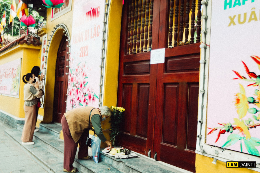 Nhiều người đứng ngoài cổng chắp tay vái vọng cầu bình an tại chùa Quán Sứ.