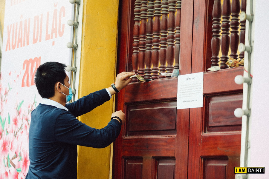 Nhiều người gài tiền lễ ở khe cửa chùa.