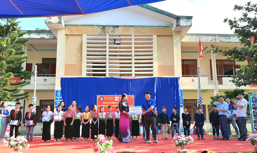 Đ/c Nguyễn Văn Đại - Bí thư đoàn NXBGDVN trao tặng 50 bộ SGK và quà bánh trung thu trị giá 20 triệu đồng cho cô Nguyễn Thị Nhâm hiệu trưởng trường TH&THCS Bum Nưa, Mường Tè, Lai Châu.