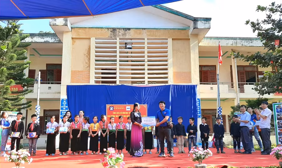 Đ/c Nguyễn Văn Đại - Bí thư đoàn NXBGDVN trao tặng 50 bộ SGK và quà bánh trung thu trị giá 20 triệu đồng cho cô Nguyễn Thị Nhâm hiệu trưởng trường TH&THCS Bum Nưa, Mường Tè, Lai Châu.